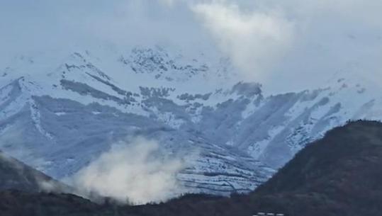 Reshjet e dëborës në Bulqizë shqetësojnë fermerët, temperaturat e ulëta mund të dëmtojnë prodhimet