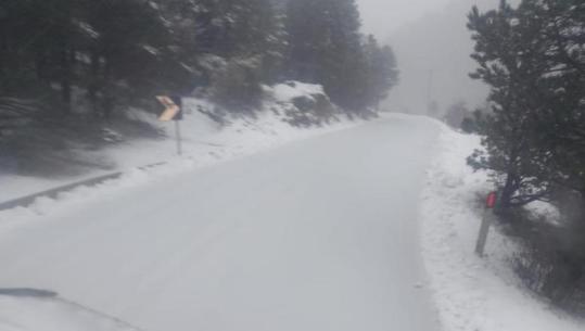 Reshje intensive bore në Llogara, rekomandohet kalimi nga tuneli