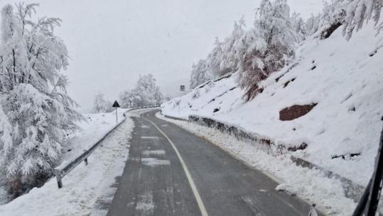Reshje intensive dëbore në Shkodër, arrin 40 centimetra në Qafë Thore