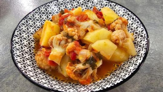 Jahni me lulelakër, patate dhe salcë domate nga zonja Albana
