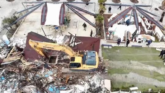 Lirimi i hapësirave publike në Radhimë/ Banorët kundër shembjes së 4 banesave, nuk ka rezistencë për prishjen e një restoranti (VIDEO)