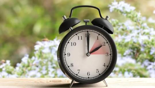 Nesër ndryshon ora, akrepat lëvizin 60 minuta para