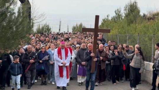 Besimtarët e Vaut të Dejës ndjekin ritualin e Udhës së Kryqit! Padër Mariano: Emigracioni, plaga më e rëndë për vendin