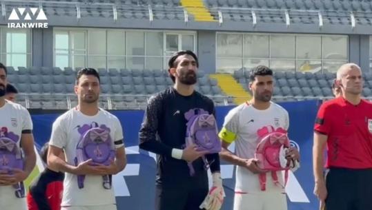 VIDEO/ Raketat vranë 165 nxënëse, kombëtarja e Iranit proteston me çanta në duar gjatë himnit kombëtar