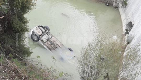 Makina bie në liqenin e Gramshit, shoferi shpëton për mrekulli (Foto) 