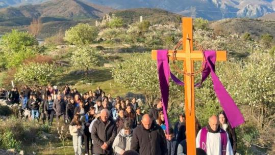 Besimtarët e Vaut të Dejës ndjekin ritualin e Udhës së Kryqit! Padër Mariano: Emigracioni, plaga më e rëndë për vendin