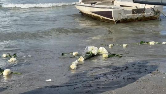 Vlorë/ 81 karrige bosh dhe lule në det, nderohen viktimat e tragjedisë së Otrantos! Familjarët: Të lodhur nga padrejtësia