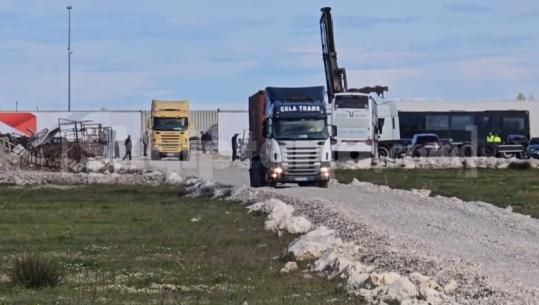 Durrës/ Kontejnerët me mbetjet toksike zhvendosen nga zona e sektorit në fshatin Vrinas