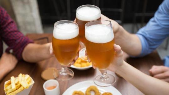 Të rinjtë nuk pinë më alkool, konsumi në bare dhe restorante në pikën më të ulët