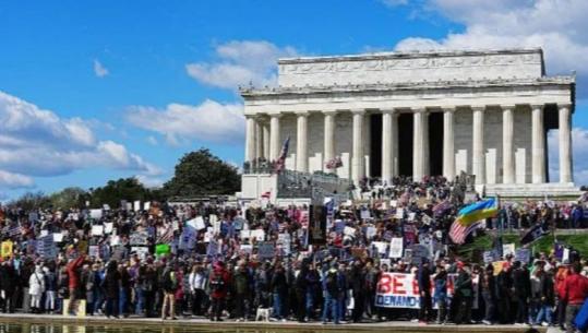 ‘Pa Mbretër’- Protesta masive kundër Presidentit Trump në SHBA, qytetarët kundër luftës në Iran dhe kostove shtesë të jetesës