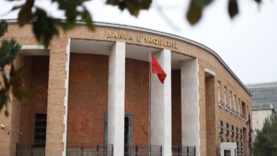 Rekord i ri/ Vjet emigrantët sollën mbi 1.1 mld € në Shqipëri! Kursi i këmbimit godet remitancat, euro me 30% rënie në 10 vite