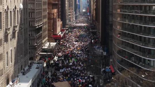 ‘Pa Mbretër’- Protesta masive kundër Presidentit Trump në SHBA, qytetarët kundër luftës në Iran dhe kostove shtesë të jetesës (VIDEO)
