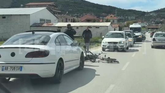 Makina përplas çiklistin në aksin Fier-Patos, një i plagosur jashtë rrezikut për jetën