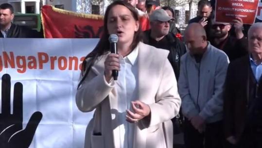 ‘Po na grabisin pronat’- Banorët e Rrjollit dhe disa komunitete të tjera protestë para Kuvendit: Kemi dorëzuar kërkesë për seancë dëgjimore