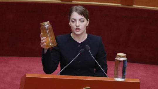 Me dy shishe ujë në Kuvend, Koçeku shpreh shqetësimin për Drinin: Marrëveshje ndërkufitare mes Shqipërisë e Kosovës! Lumi s’ bën politikë!