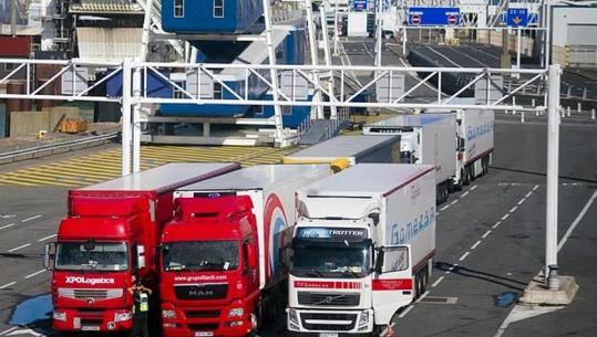 Me armë dhe silenciator brenda kamionit, arrestohen dy shqiptarët! Tentuan të hynin në Angli