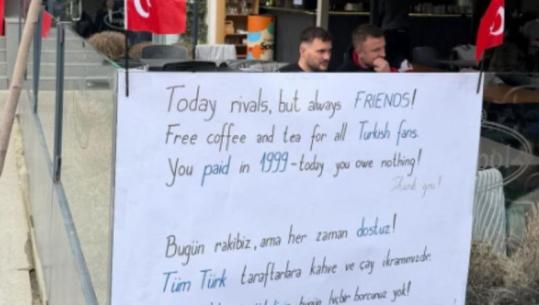  'Borxhin e keni larë në 1999!' Para ndeshjes me Turqinë restoranti në Prishtinë ofron kafe dhe çaj falas për tifozët turq 