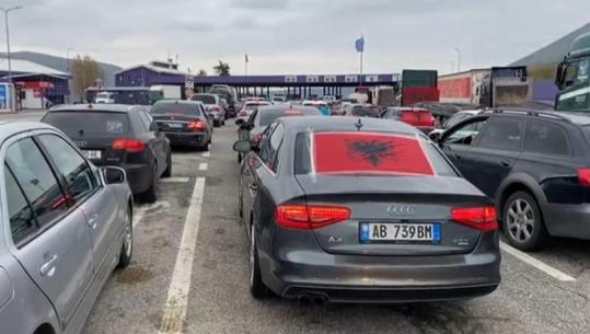 Festë në të dy anët e kufirit! Me flamuj kuqezi e të UÇK-së, tifozët nga Shqipëria plot entuziazëm drejt Prishtinës!