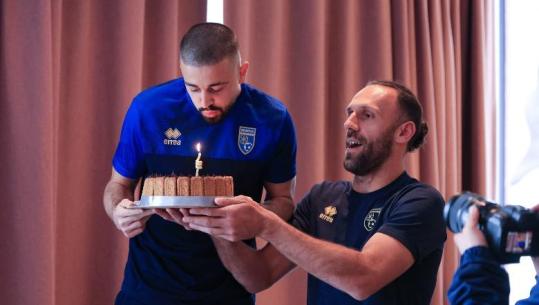 VIDEO/ Tortë te Kosova para Turqisë, Edon Zhegrova feston ditëlindjen në grumbullim