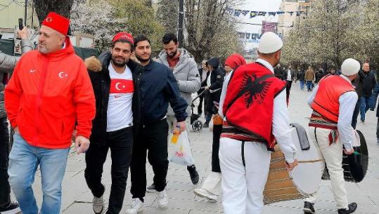 Me veshje tradicionale, flamurin kombëtar dhe tupana! Shqiptarët 'ndezin' Prishtinën, me ta bashkohen edhe tifozët turq