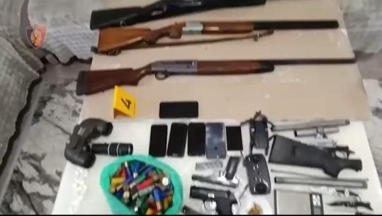 Arrestohet 59-vjeçari në Shijak, i gjenden në banesë 5 armë zjarri, municione e sasi kokaine