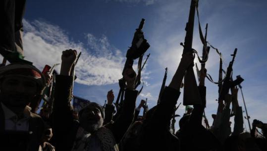 Rebelët Houthi: Kemi sulmuar me breshëri raketash Izraelin