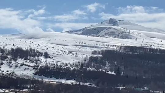 VIDEOLAJM/ ‘Dimër pranveror’ në Kukës dhe fshatrat turistikë të Korçës, zonat malore mbulohen nga dëbora