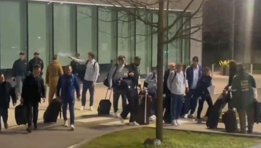 VIDEO/ Kokën ulur dhe në heshtje, kombëtarja e Italisë kthehet me dhimbje në Milano