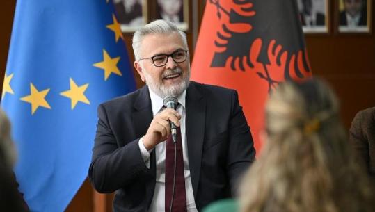 Ministri Gogu: Të miturit nuk duhen lënë vetëm në duart e ndëshkimit, drejtësia duhet të riparojë dëmin