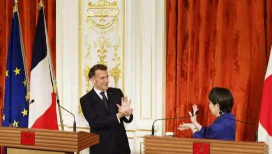 Mes krizës globale, presidenti francez dhe kryeministrja japoneze luajnë 'Dragon Ball'  para kamerave