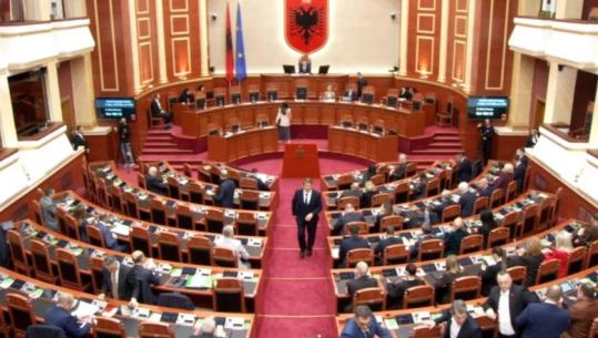 LIVE TV - Kuvend/ Lamallari përballë 3 deputetëve, në axhendë interpelanca Tabaku-Rama! Zgjedhja e anëtarëve të Bordit të Autoritetit të Konkurrencës e AKEP