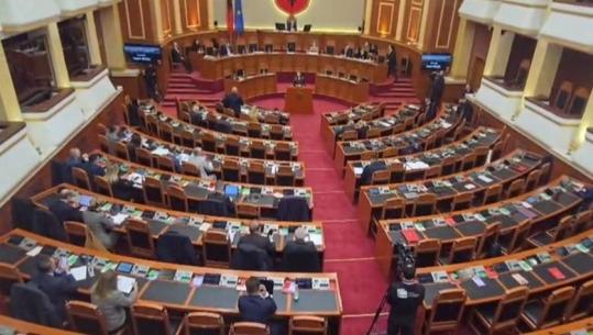 Kuvendi vijon punimet, shumica e deputetëve braktisin sallën