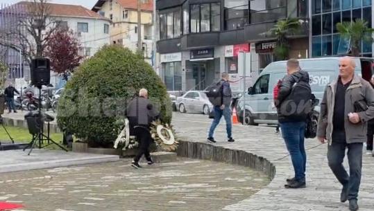 Incident tek memoriali i 2 prillit në Shkodër / Ja ku përfundojnë kurorat e Bashkisë në këtë 35 vjetor