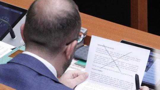 FOTOLAJM/ Bardhi lexon udhëzimin e Partisë sesi duhet të sillet në seancën e sotme