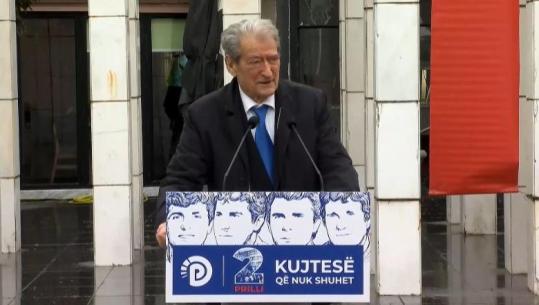 Në memorialin e martirëve të 2 prillit, Berisha bën thirrje për 'kryengritje paqësore' për rrëzimin e Edi Ramës: Armiku më i madh pas Enver Hoxhës