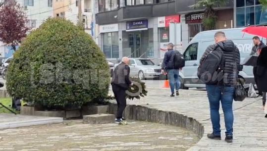 Incident tek memoriali i 2 prillit në Shkodër, militanti i PD-së përdhos kurorat me lule të Bashkisë, reagon Benet Beci: Respekt i përjetshëm për dëshmorët