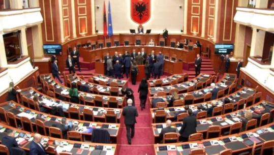 Kaos në seancë, Noka dhe deputetët e PD bllokojnë foltoren! Peleshi: Fjalën s’e merrni dot me dhunë! 5 minuta pushim