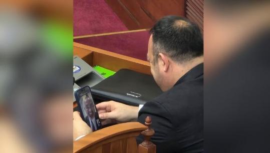 FOTOLAJM/ Ulsi Manja ikën nga seanca, e ndjek parlamentin nga telefoni i Ervin Hoxhës! Dy ish-ministrat të qeshur në videocall