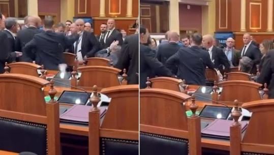 Tensione në Parlament, momenti kur Flamur Noka tenton të godasë me shishe uji Taulant Ballën (VIDEO)