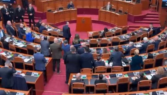 Momenti kur Flamur Noka shtyn Gent Strazimirin dhe i thotë të shkojë te foltorja e Kuvendit (VIDEO)