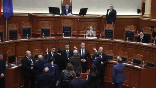 LIVE TV- Kaos në Kuvend/ Balla kërkon 1 minutë heshtje për masakrën e 2 prillit, PD: Provokim! Noka e deputetët bllokojnë foltoren