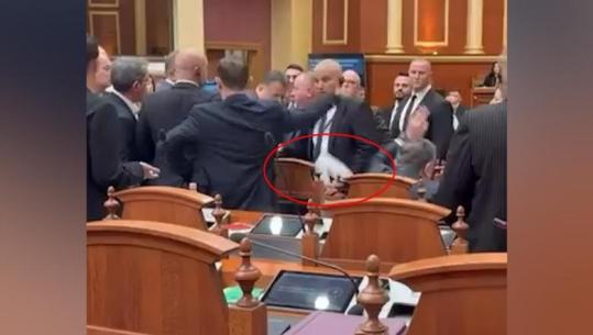Tensione në Parlament, momenti kur Flamur Noka tenton të godasë me shishe uji Taulant Ballën (VIDEO)