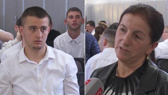 Griseldo Alhasa, i riu me autizëm nxënës Informatike: Më pëlqen shumë. Nëna: E bullizonin fëmijët, por mësueset ma duan