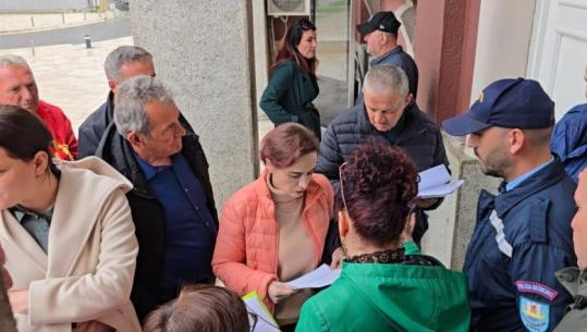 Projekti TID/ Banorët në protestë, Këshilli Bashkiak s’i pranon në mbledhje por u përgjigjet pyetjeve: Po shqyrtojmë kërkesat e qytetarëve