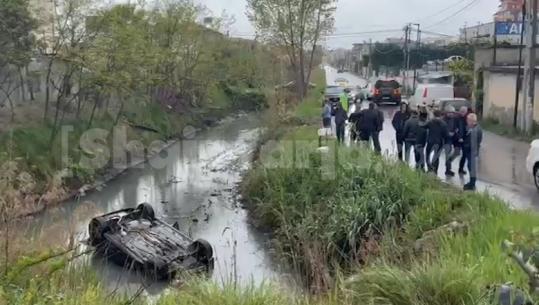 Durrës/ Automjeti del nga rruga dhe bie në kanal, dyshohet se shoferja 24-vjeçarja humbi kontrollin e drejtimit