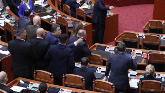 PD risjell kaosin në parlament/ Pasi e goditi me shishe, ja momenti kur Noka kërcënon Taulant Ballën: O legen, do të rrjep si kec