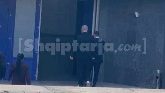 Rama mbledh krerët e bashkive, kryetari demokrat i Pukës shkon dhe nuk hyn brenda! PS i çoi ftesë gabimisht