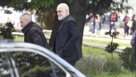 Rama mbledh krerët e bashkive, kryetari demokrat i Pukës shkon dhe nuk hyn brenda! Rrok Dodaj: Më njoftuan nga PS, emaili ishte nisur gabim  