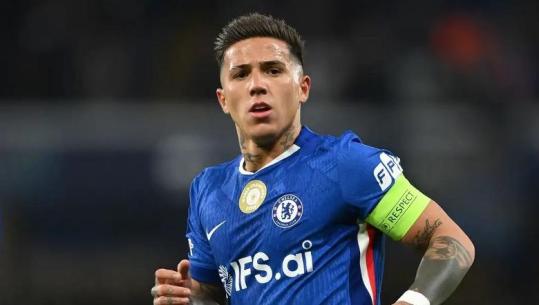 E konfirmon trajneri Liam Rosenior, Chelsea pezullon nga ekipi kapitenin Enzo Fernandez