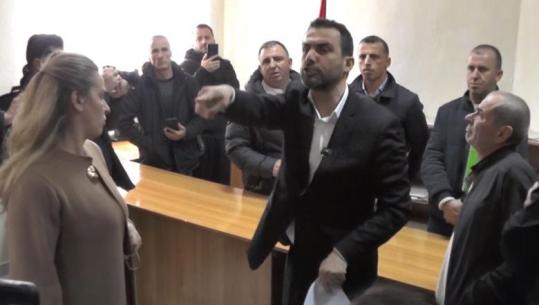 Adriatik Lapaj dhe Denisa Vata në krye të protestës së Martaneshit: Tokat për panele duan t’i marrin ish-funksionarë të PS me mbështetjen e Ballukut